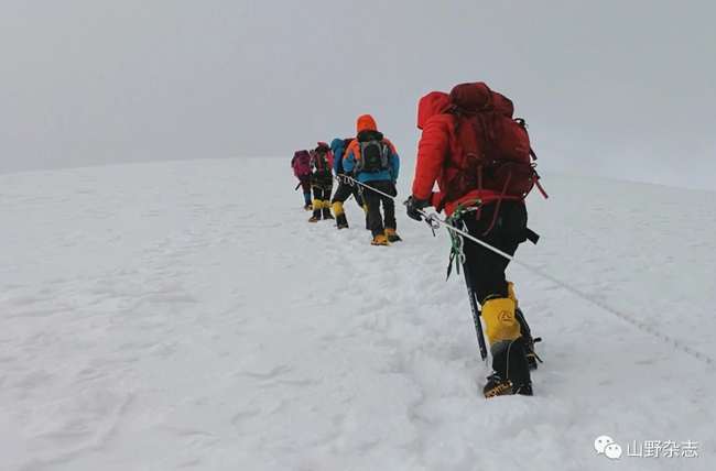 攀登青藏高原雪山的探险旅行